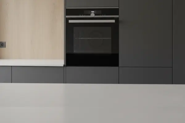 Moderne Design-Küche mit hochwertigem Einbaubackofen und Induktionskochfeld in Anthrazit und Eiche - Vogt Küchentechnik Angebote